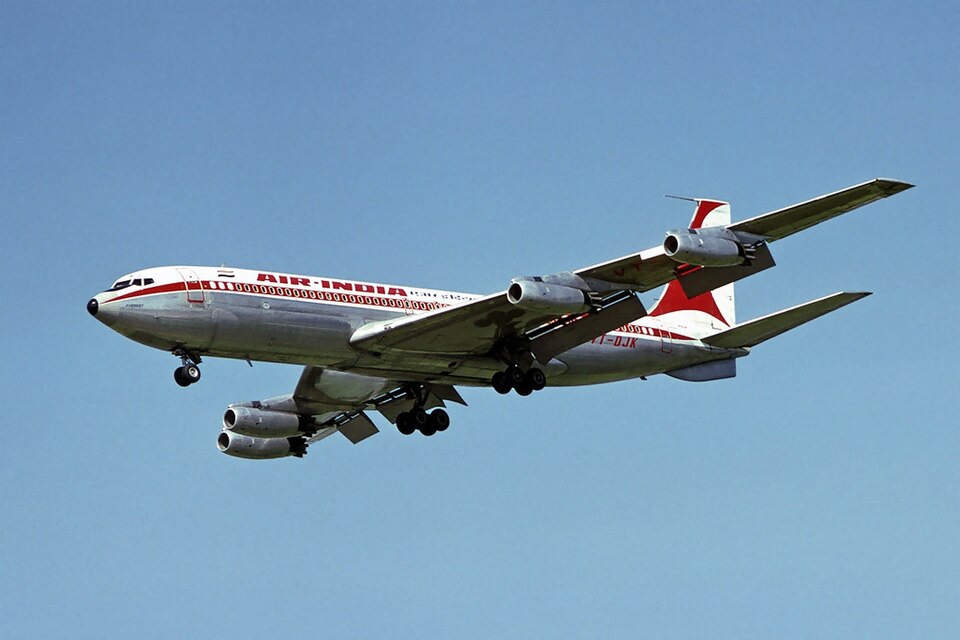 Eine Boeing 707 der Air India im Landeanflug vor blauem Himmel.